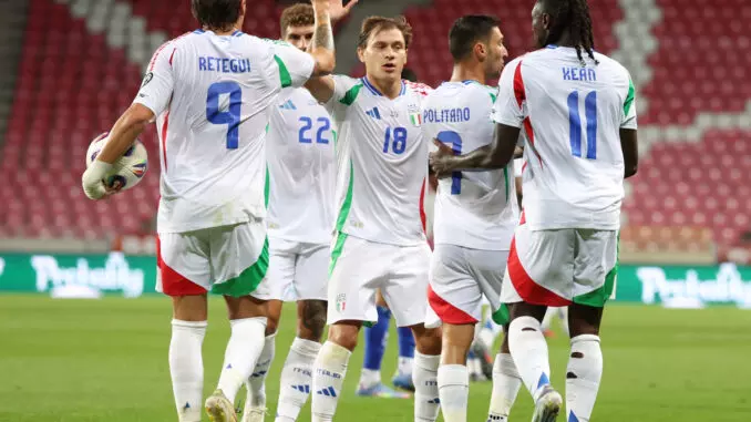Jogadores italianos comemoram gol contra Israel em partida das eliminatórias da Copa do Mundo 2026, placar 4x5 para a Itália.