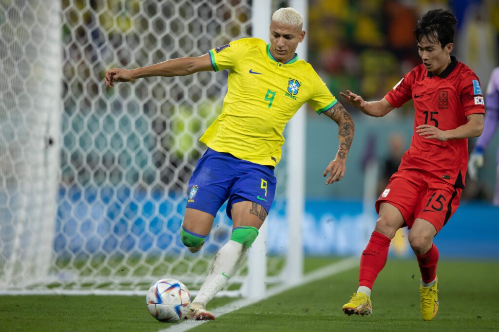 Richarlisson driblando defensor da Coreia do Sul nas oitavas de final da Copa do Mundo 2022