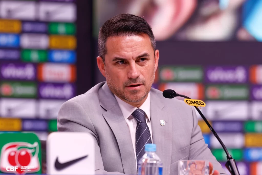 rodrigo-caetano-coordenador-selecoes-cbf-coletiva-imprensa-futebol-brasil
