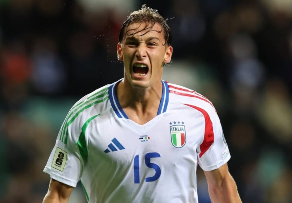 Jogador Francesco Esposito celebra gol em jogo Itália x Estônia