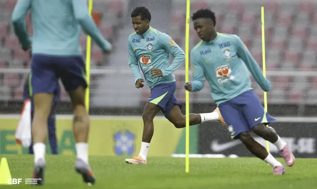 Primeiro treino Seleção Brasileira amistosos Data FIFA outubro: Jogadores em campo se preparando para jogos contra Coreia do Sul e Japão.