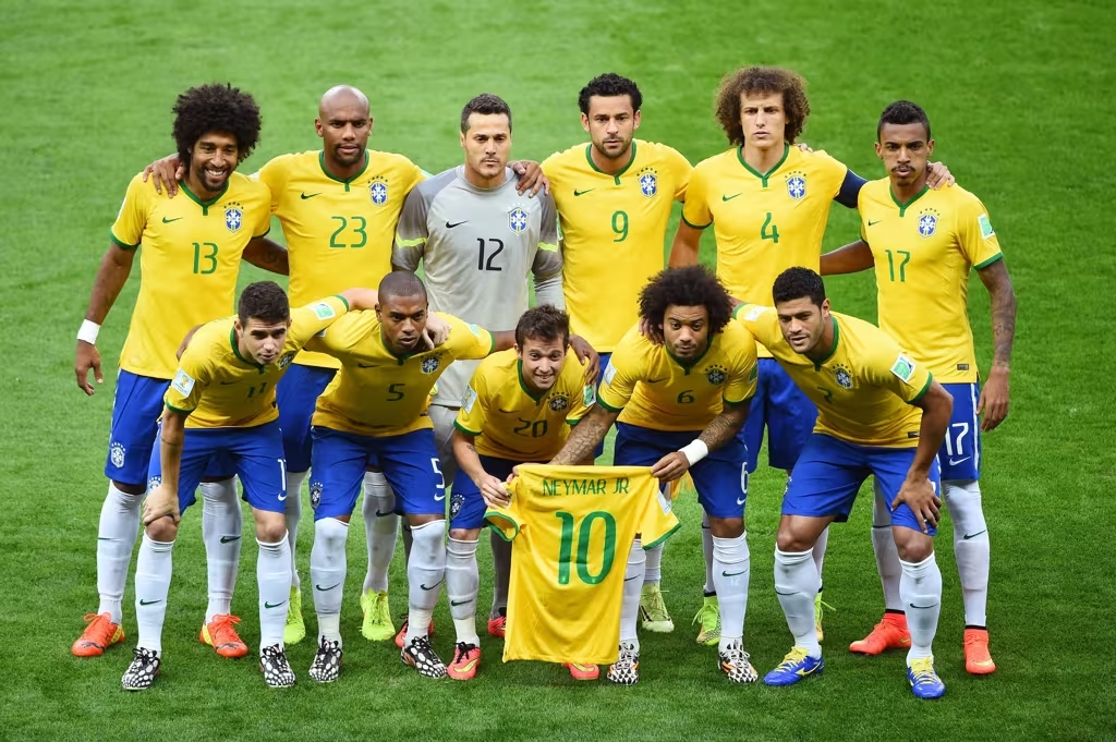 Jogadores da Seleção Brasileira posam com a camisa 10 de Neymar em homenagem antes do jogo da semifinal da Copa 2014 contra a Alemanha.