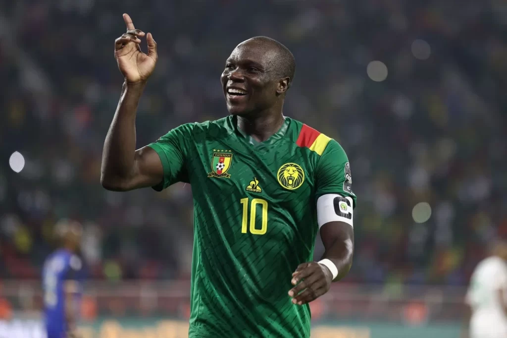 Vincent Aboubakar, capitão de Camarões, comemora gol nas Eliminatórias Africanas 2026.