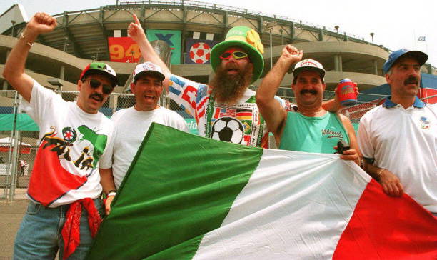 Torcida irlandesa lotando o Giants Stadium com camisas verdes e bandeiras