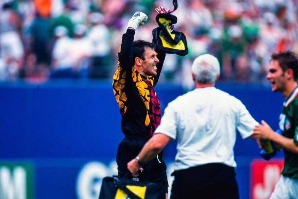 O goleiro Packie Bonner da Irlanda vibrando após o apito final, vencendo a Itália