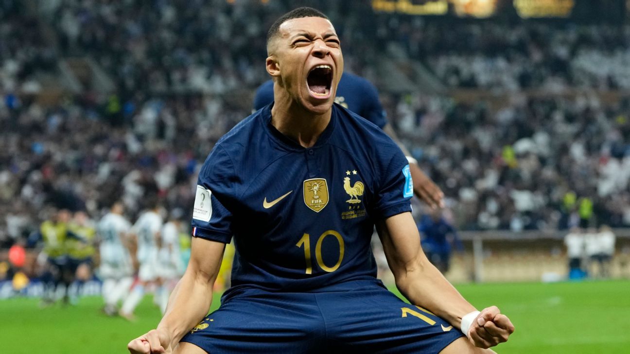 Kylian Mbappé comemorando gol pela França na Copa do Mundo 2022, destacando o artilheiro da competição com braços abertos.