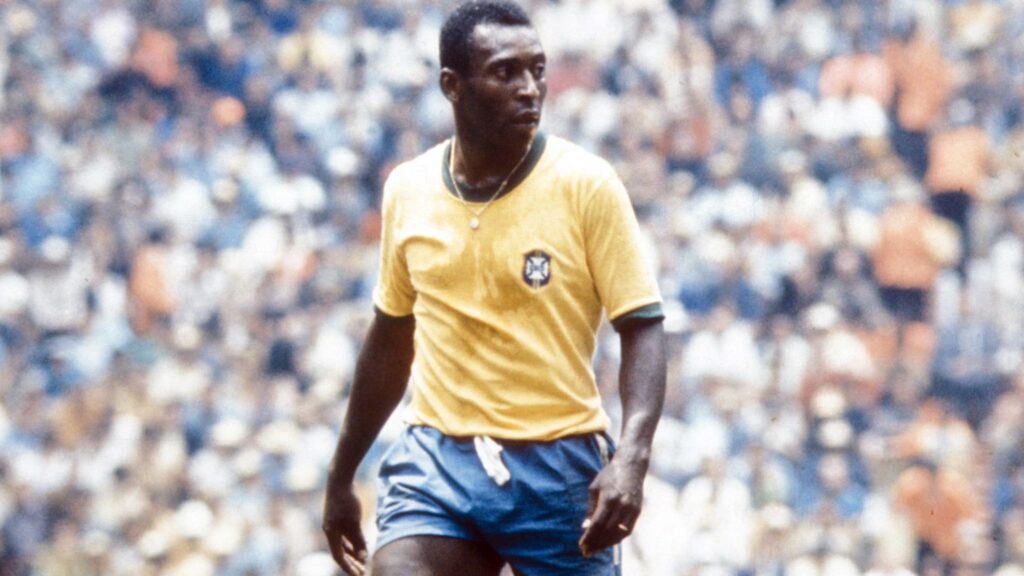 Pelé com a camisa do Brasil durante partida de mata-mata da Copa do Mundo