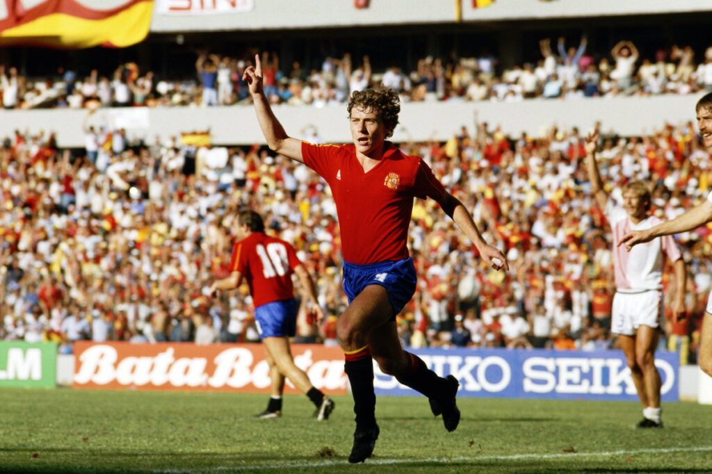 Emilio Butragueño, atacante da Espanha, comemora com braços abertos após marcar um de seus quatro gols contra a Dinamarca na Copa do Mundo de 1986.
