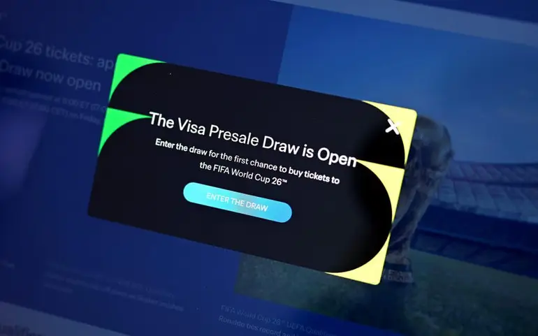 Cartão Visa edição especial Copa do Mundo 2026 utilizado para prioridade na pré-venda de ingressos oficial da FIFA.