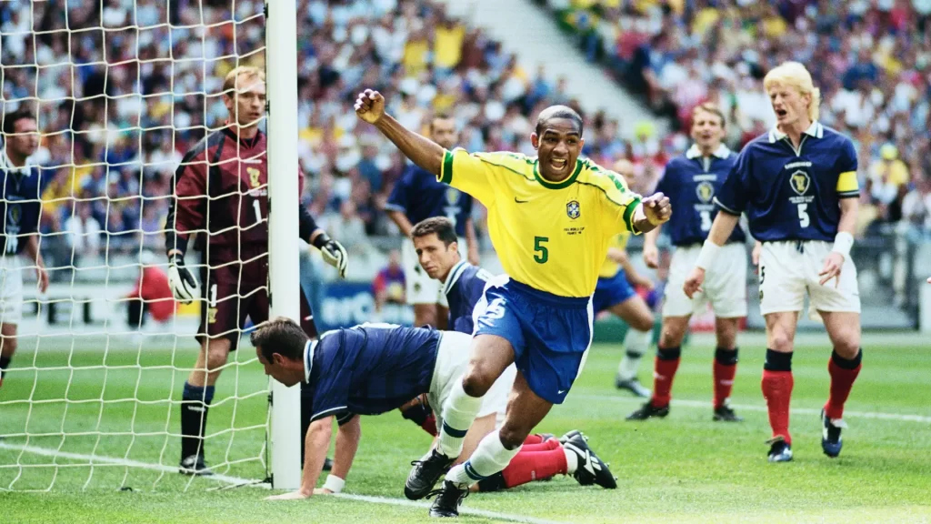 Cesar Sampaio cabeceia a bola e comemora o primeiro gol do Brasil na abertura da Copa do Mundo de 1998 contra a Escócia.