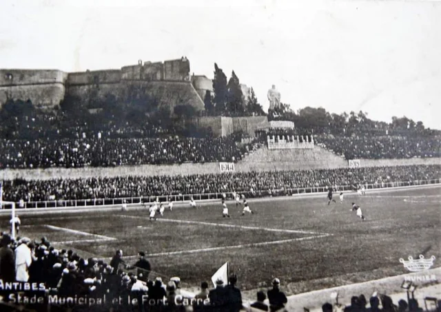 Vista aérea histórica do Stade du Fort Carré em Antibes durante a Copa do Mundo de 1938 no jogo Suécia 8x0 Cuba.