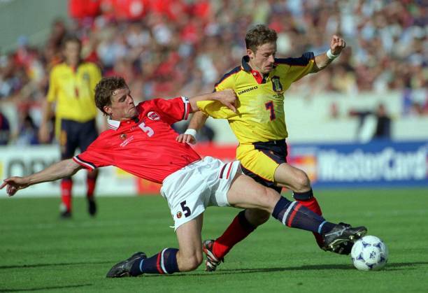 Kevin Gallacher da Escócia e Stig Inge Bjørnebye da Noruega em disputa de bola durante Escócia x Noruega na fase de grupos da Copa do Mundo 1998.