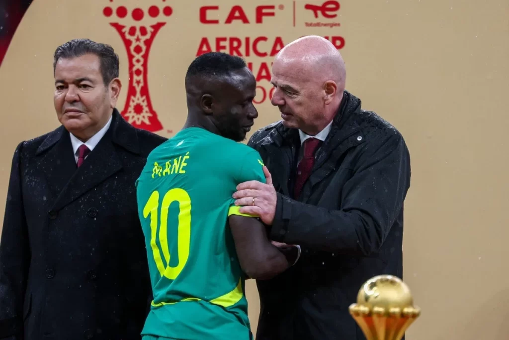 Gianni Infantino cumprimenta Sadio Mané após vitória do Senegal sobre o Marrocos na final da Copa Africana de Nações.