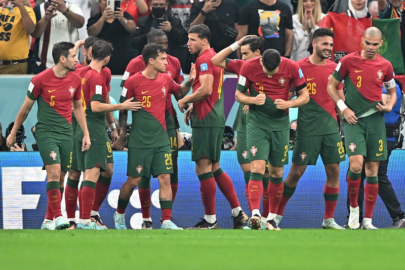 Jogadores de Portugal comemoram abraçados após gol na vitória de 6 a 1 contra a Suíça pelas oitavas de final da Copa do Mundo 2022.