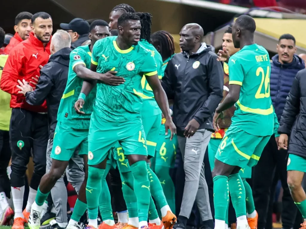 Jogadores da seleção de Senegal protestam com o árbitro após marcação de pênalti na final da Copa Africana de Nações 2025 contra Marrocos.