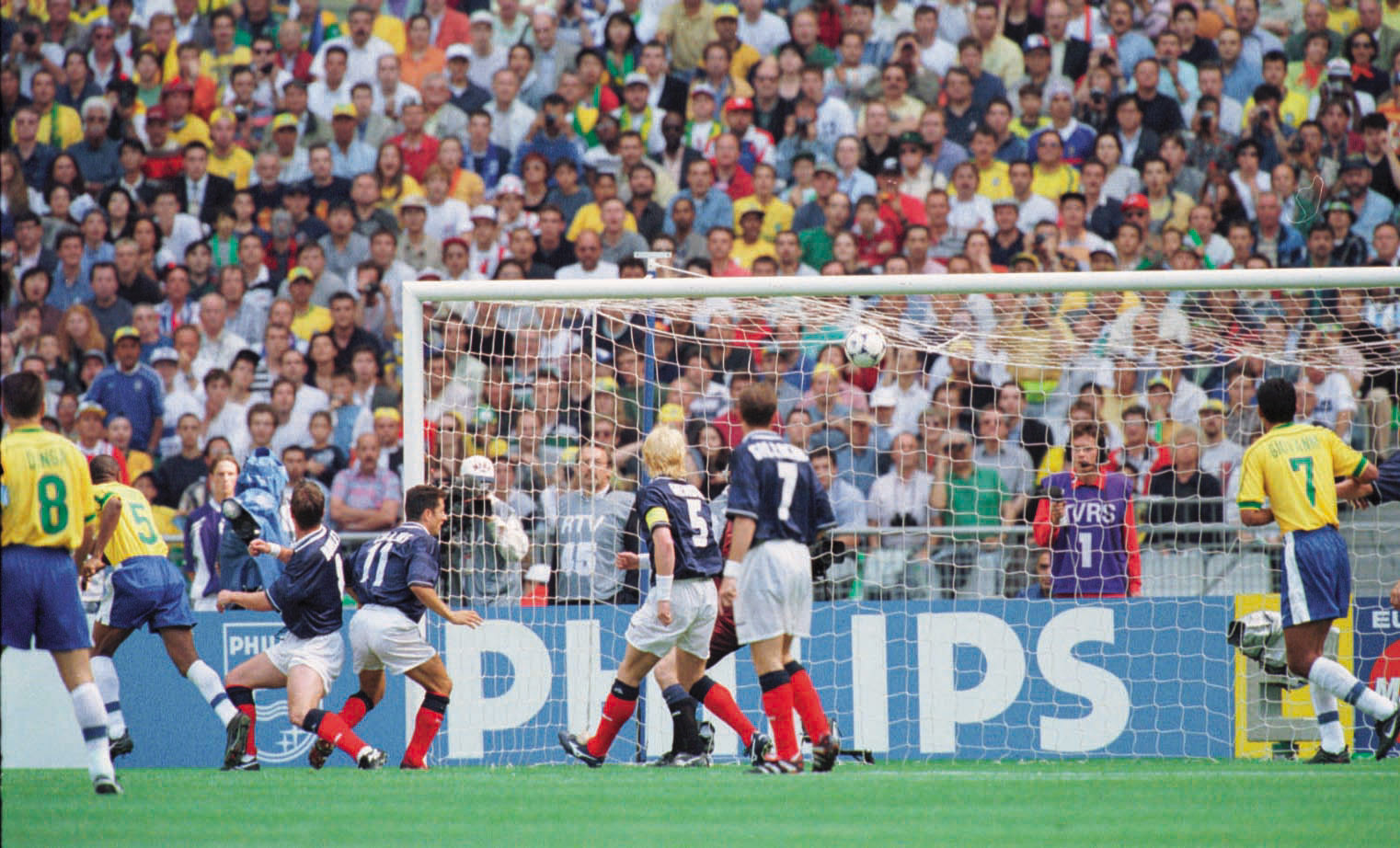 César Sampaio marca gol de cabeça para o Brasil contra a Escócia na abertura da Copa do Mundo de 1998.