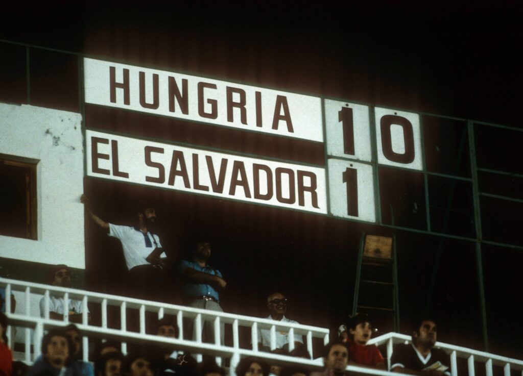Painel eletrônico de estádio exibindo o placar de Hungria 10 a 1 El Salvador na Copa do Mundo de 1982, destacando a maior goleada da história das Copas.