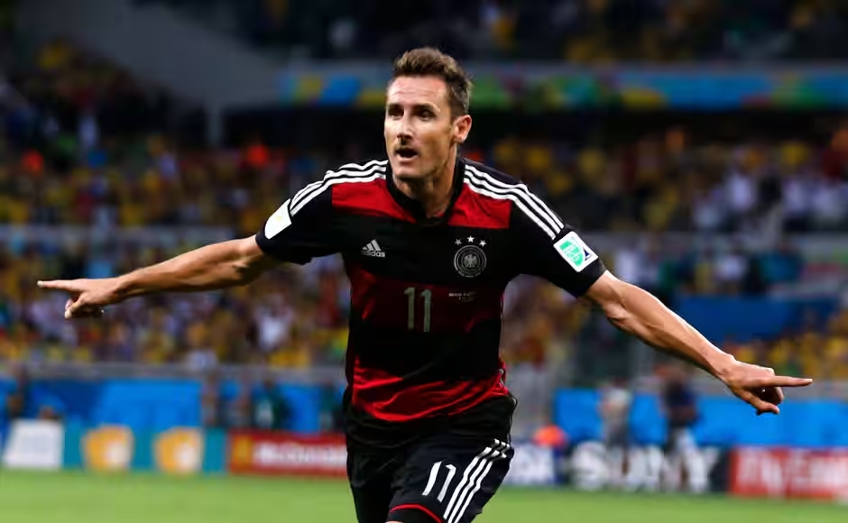 Miroslav Klose celebrando gol histórico contra o Brasil na semifinal da Copa do Mundo 2014 no Mineirão.