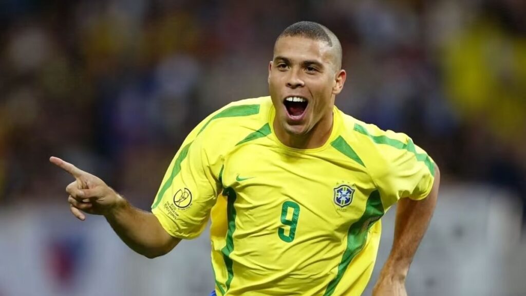 Ronaldo Fenômeno comemorando de braços abertos o segundo gol do Brasil contra a Alemanha na final da Copa do Mundo de 2002.