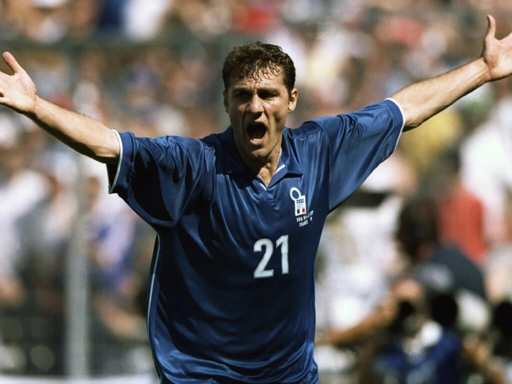 Christian Vieri comemorando gol pela Itália na Copa de 1998 usando a camisa 21 azul clássica.