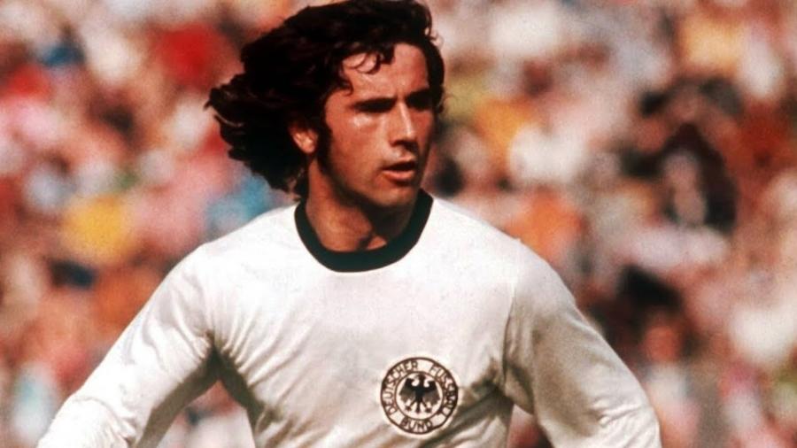 Gerd Müller, ídolo da Alemanha, dominando a bola com a camisa da seleção alemã na final da Copa do Mundo de 1974.