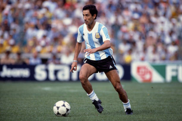 Osvaldo Ardiles, meio-campista da Argentina, jogando com a camisa número 1 na Copa do Mundo de 1982.