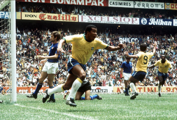 Jairzinho comemora gol do Brasil contra a Itália na final da Copa do Mundo de 1970, braços erguidos no Estádio Azteca.