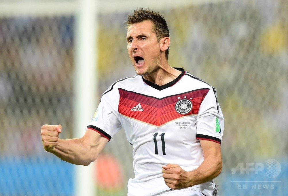 Miroslav Klose celebra de braços abertos após marcar seu 15º gol em Copas do Mundo contra Gana na Copa de 2014.