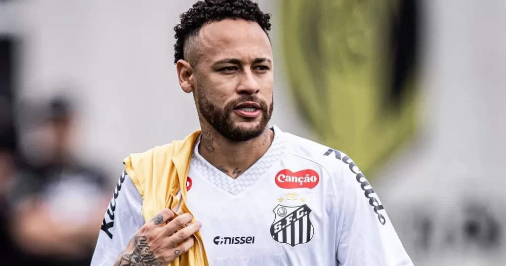 neymar em treino do santos com uniforme branco olhando para o lado