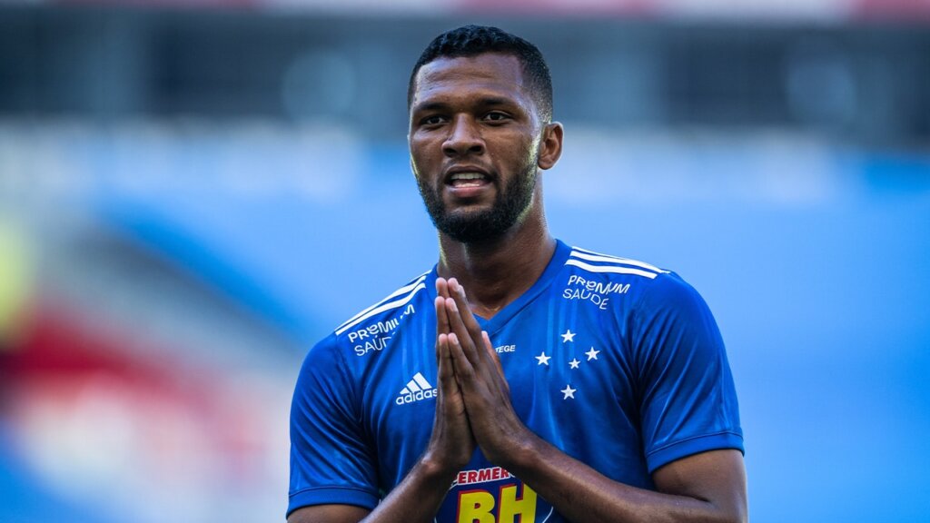 Igor Thiago atuando pelo Cruzeiro durante partida do futebol brasileiro